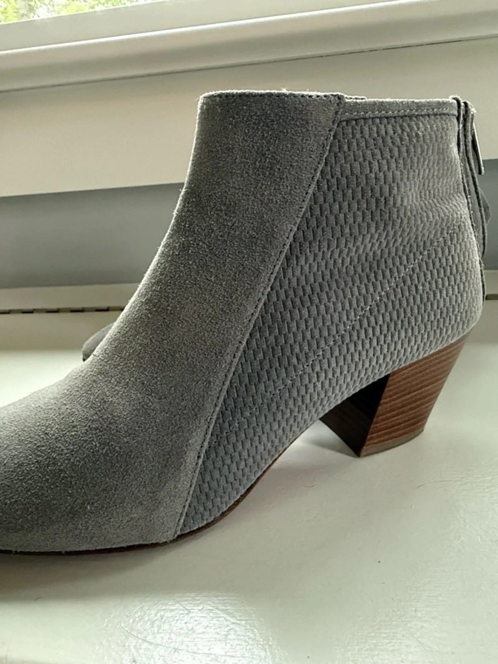 Aquatalia Grey Suede Ankle Booties – Made in Italy Size 8.5 EUC